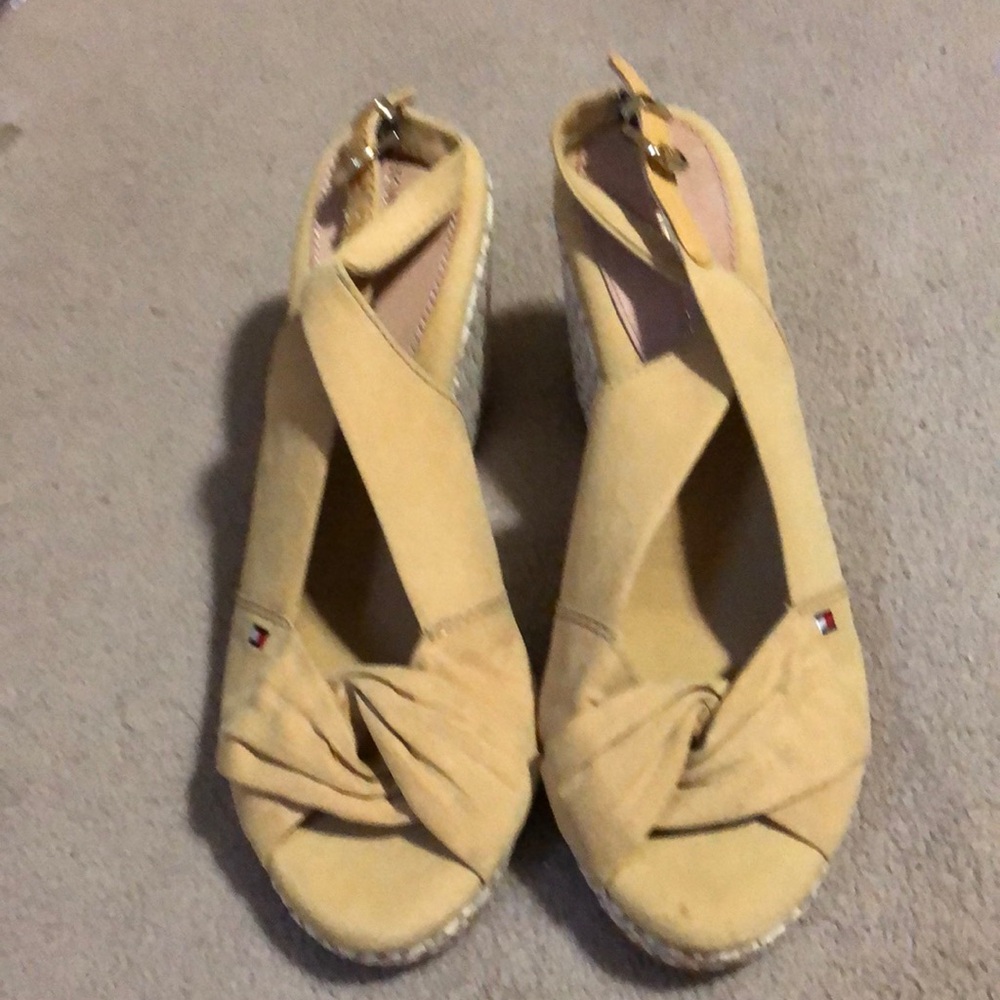 TOMMY HILFIGER LIGHT YELLOW OPEN TOE FABRIC PLATFORM SANDALS - SIZE 6.5